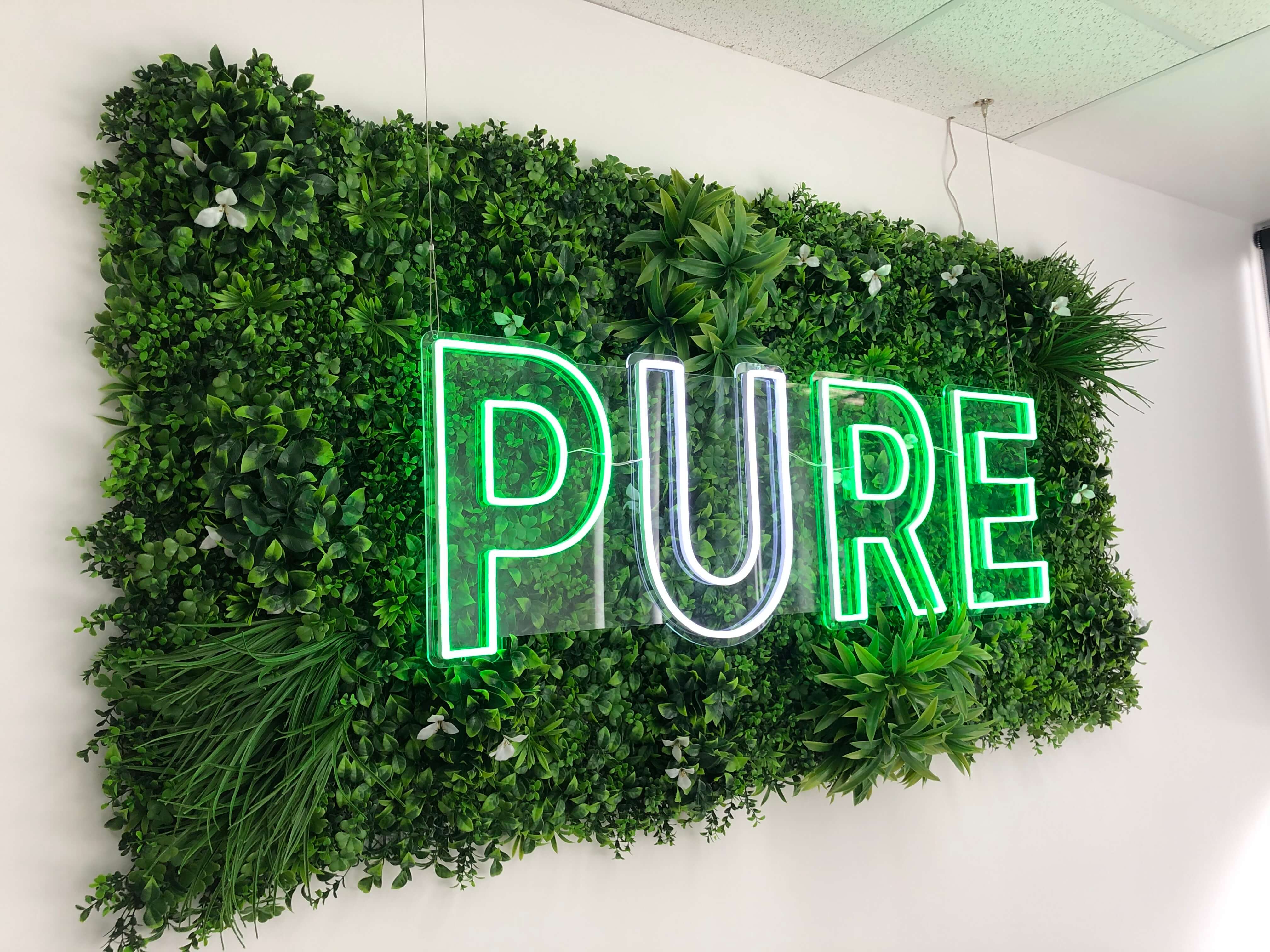 Luxury White Oasis Artificial Vertical Garden 40