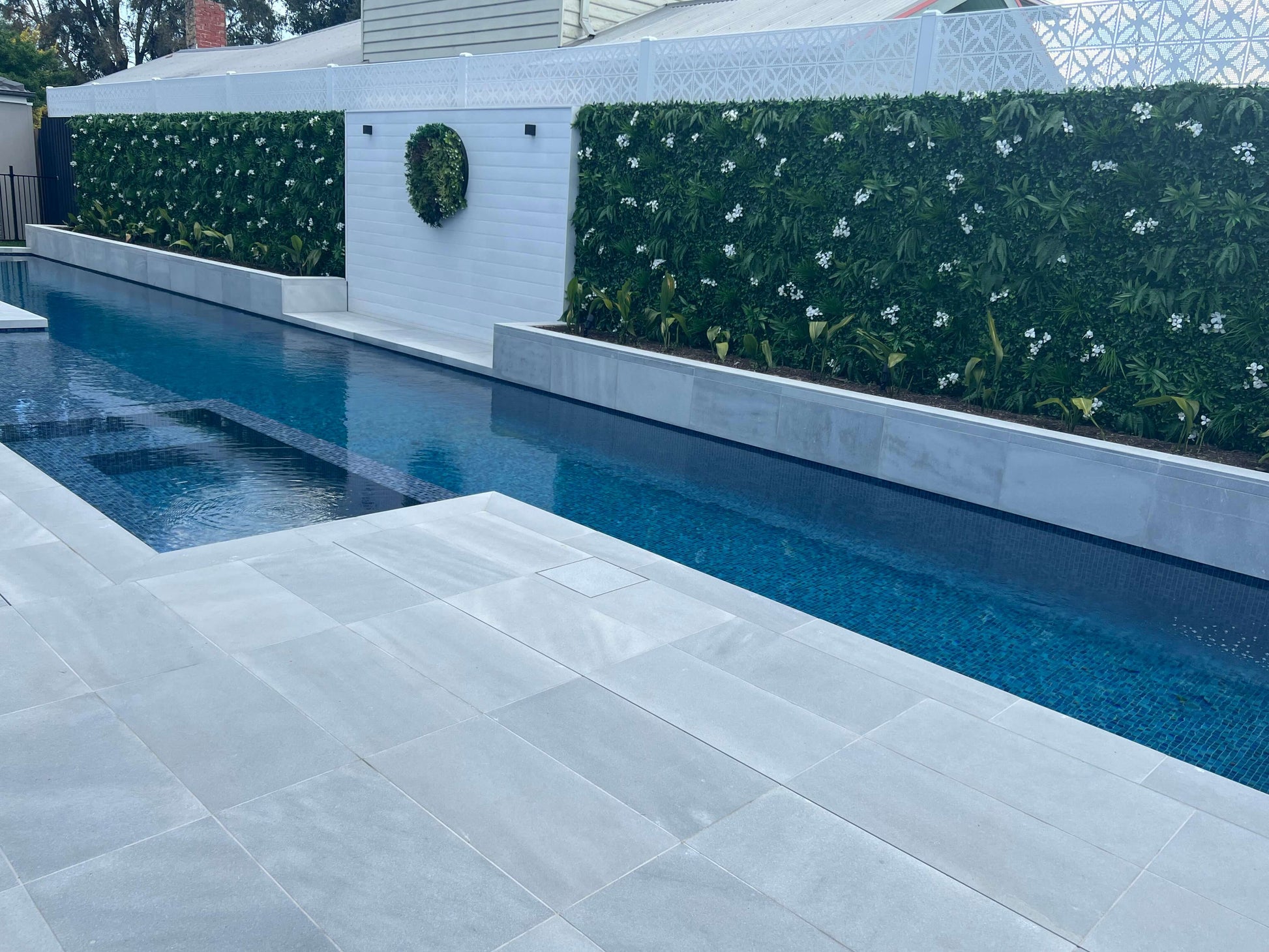 High quality artificial green wall with flowers